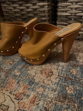 Steve Madden Tan Studded Leather Platform Clogs